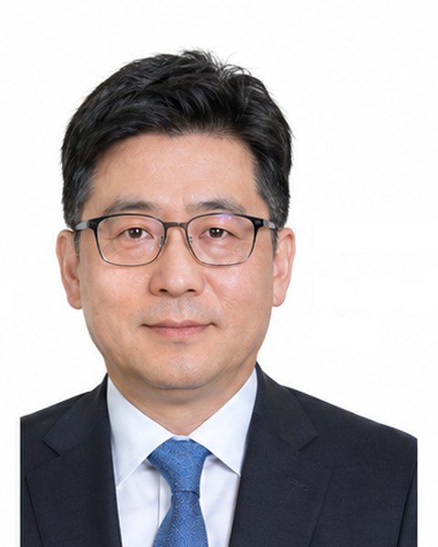 Mr. Jong Soo Woo, 전무이사